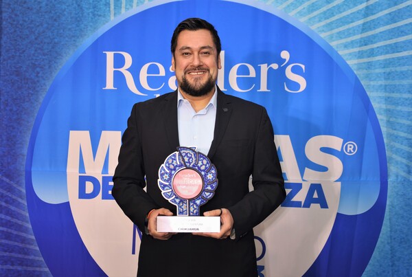 Julio Chávez Ventura sostiene el premio Reader’s Digest 