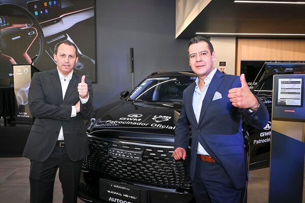 Horacio de la Vega y Pedro Albarrán posando frenta un automóvil GWM