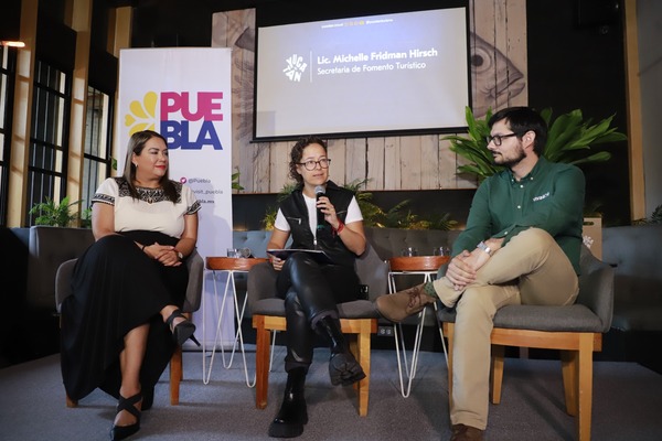 Conferencia de prensa en la que se da a conocer la nueva ruta Mérida-Puebla de Viva Aerobus