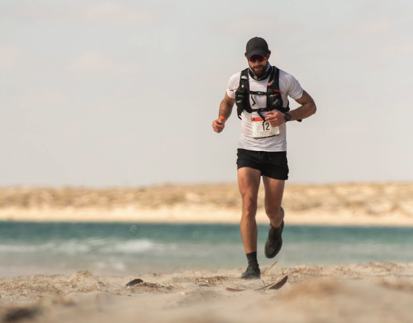 Perticipante de la Gra Carrera del Desierto corriendo