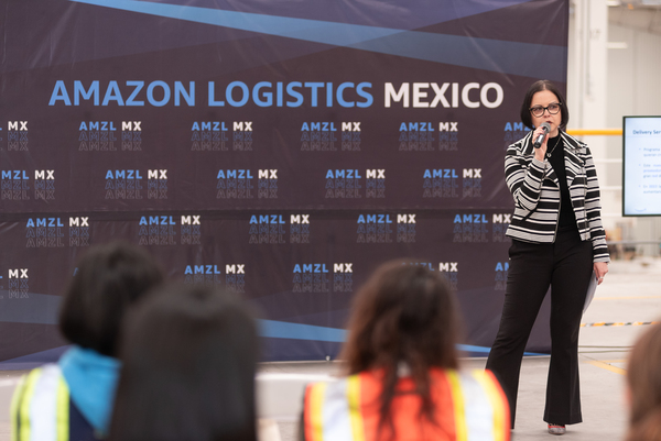 Diana Francés, directora de la Última Milla de Amazon en México dando información acerca de las campañas