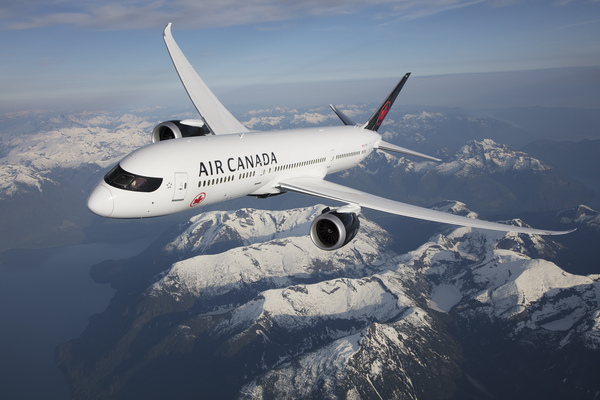 Foto de un Boeing 787-9 sobrevolando un paisaje nevado