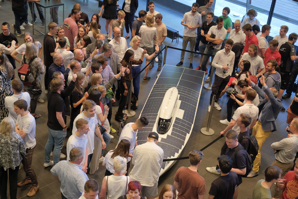 Adelie, auto solar de carreras, en una exhibición