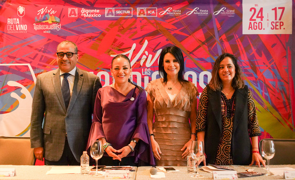 Secretaria de Turismo de Aguascalientes, Gloria Romo Cuesta, y acompañantes en la presentación de Vive las vendimias 2023