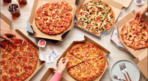 Domino’s Pizza hecha las pizzas por la venta, con su Dominosmanía