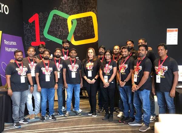 El equipo de desarrolladores de Zoholics posando para una foto