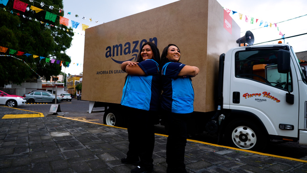 Michelle Rodríguez y Marimar Terrón posando para la nueva campaña de Amazon Fierro nuevo