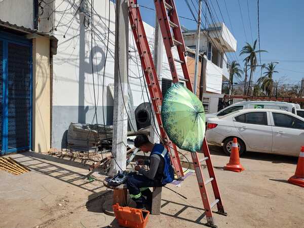 Técnico de Movistar trabajando en reestablecer el servicio