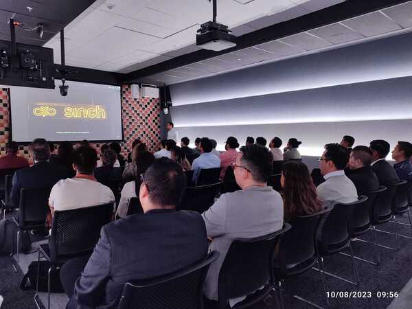 Grupo de personas en las oficinas corporativas de Google México 