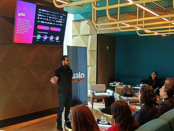 Javier Mata, CEO de Yalo, presentando las nuevas "nubes conversacionales"