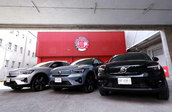 Autos Volvo en las instalaciones del estadio del Deportivo Toluca