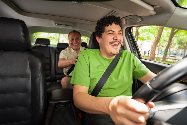 Conductor de inDrive dando servicio a un pasajero