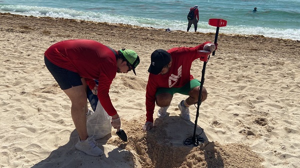 Rally de limpieza de playas con detectores de metales