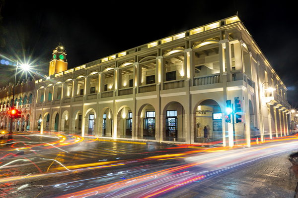 Río de luz en el centro de Mérida