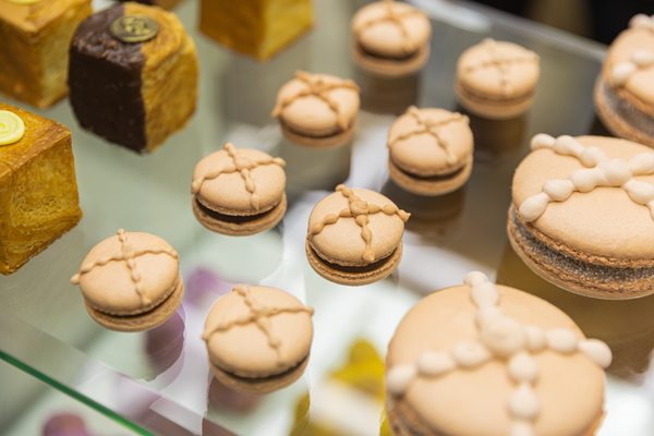 Foto de los macarons con forma de pan de muerto