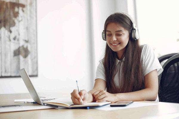 Santander y Oxentia Foundation buscan los mejores proyectos que ayuden al desarrollo de la economía digital.