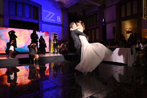 Pareja de novios durante el vals de su boda