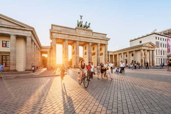 Ciclistas rodando frente a la puerta de Brandenburgo