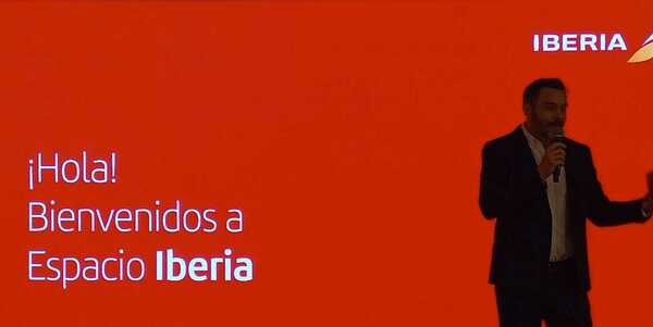 Vocero de Iberia haciendo la presentación oficial del Espacio Iberia