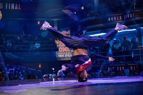 Breakdancer bailando en una competencia