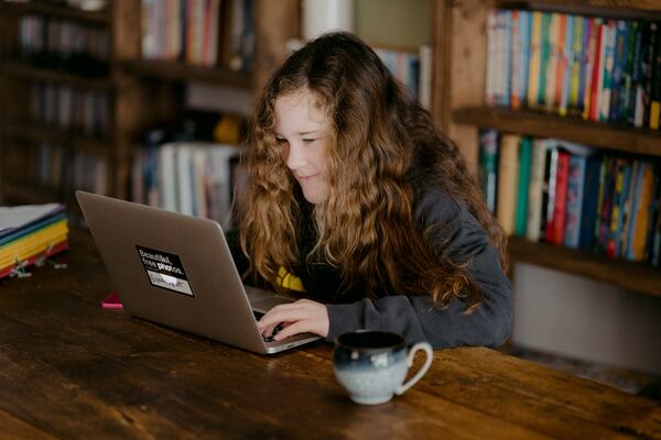 Adolescente interactuando con su pc