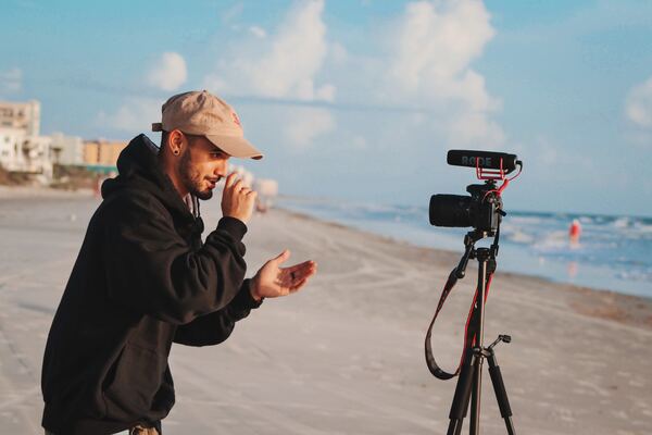 Creador de contenido grabándose en la playa