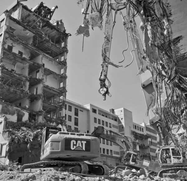 Foto de un edificio en ruinas después de un temblor