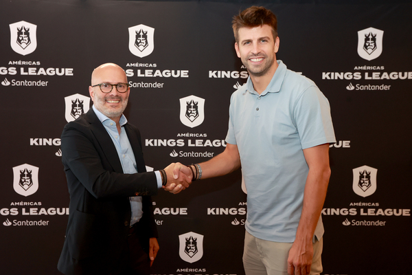 Gerard Piqué y Felipe García Ascencio estrechando sus manos