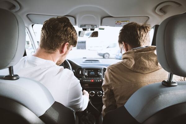 Dos personas compartiendo el auto