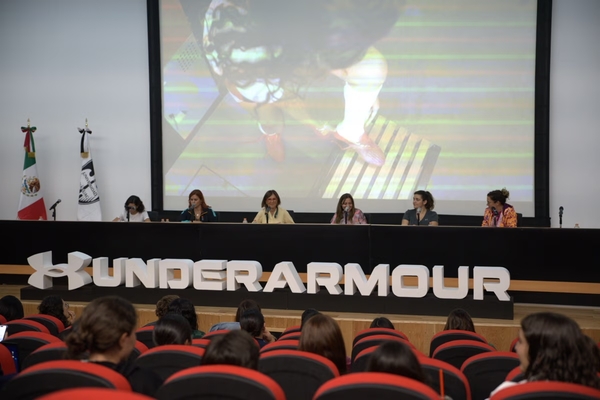 Foto de las panelistas del evento entre Under Armour y la Universidad Anahuac Norte