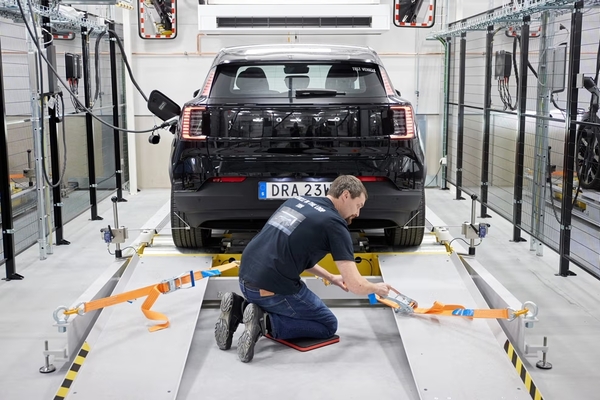 Un técnico del centro Volvo Cars revisando un auto