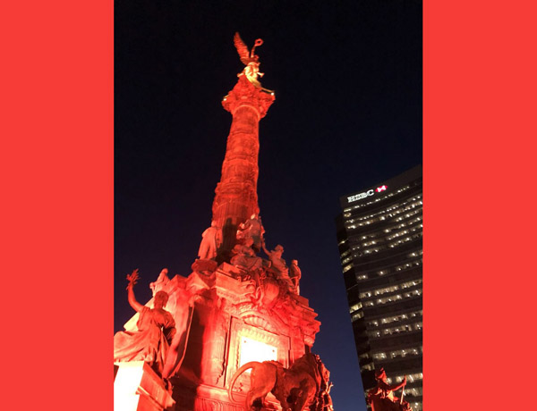 Monumentos de CDMX se colorean de naranja 