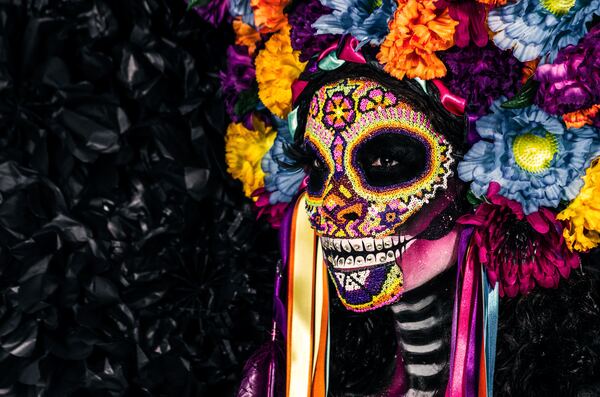 Mujer joven caracterizada como la catrina