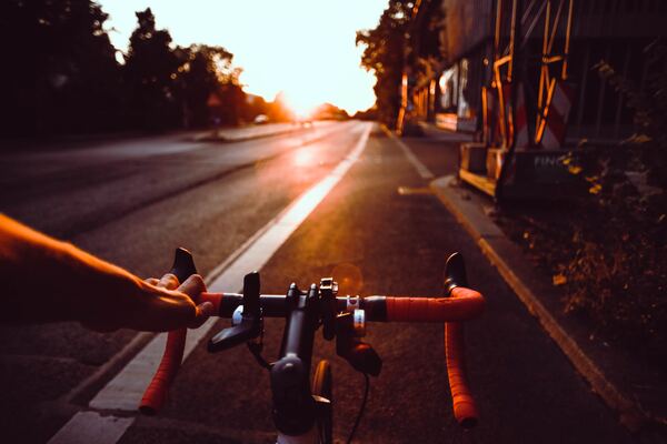 Ciclista viendo de frente el atardecer