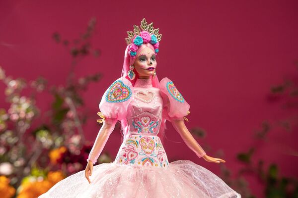 Foto de la nueva Barbie día de muertos con un fondo rosa detrás