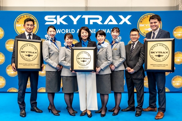 Personal de All Nippon Airways exhibiendo los galardones recibidos por parte de SKYTRAX