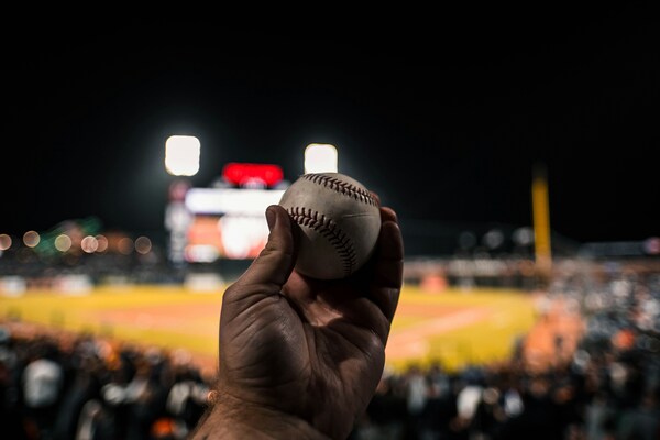 Pelota de baseball en la mano de un hombre joven