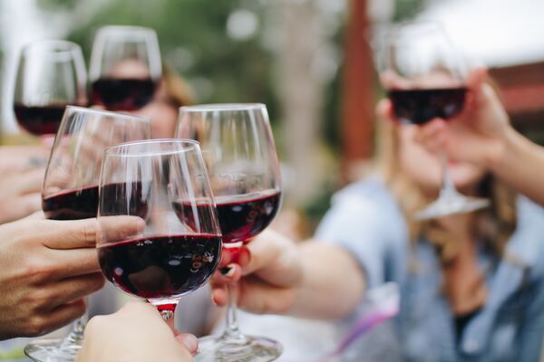 un grupo de personas chocando sus copas en un brindis