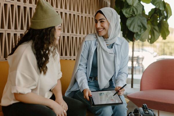 Dos mujeres, una occidental y otra oriental, conversando