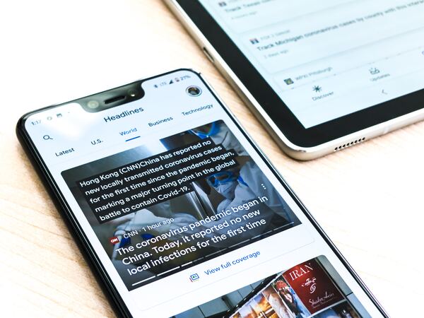 Smartphone con un portal de noticias en primer plano