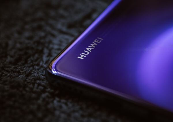 Huawei morado sobre un escritorio