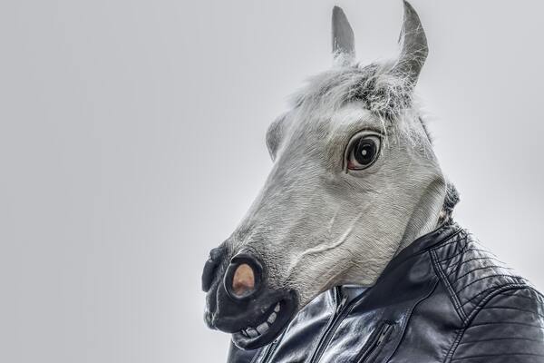 Foto de una persona con cara de asno y chamarra de piel