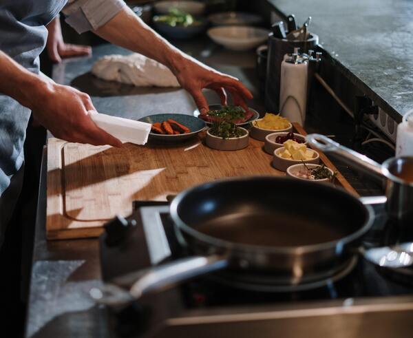 Las manos de un chef cocinando (imagen de referencia)