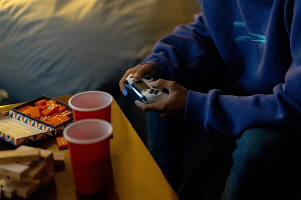 Joven jugando videojuegos