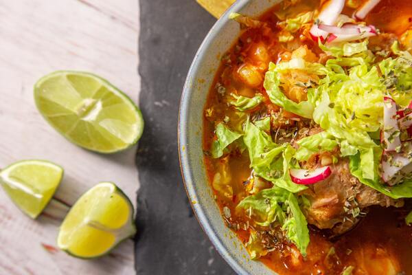 Pozole rojo con rabanitos y lechuga