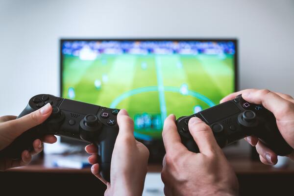 Dos personas jugando Xbox frente a la pantalla de TV