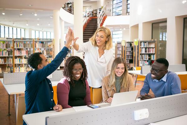 Estudiantes de intercambio conviviendo en lo que parece ser una biblioteca