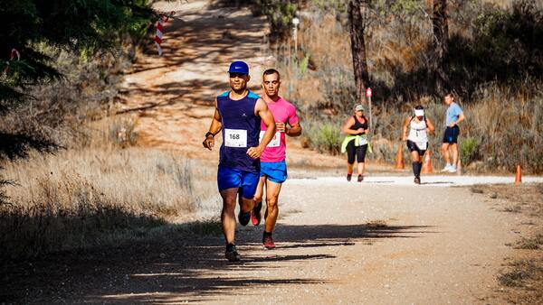 Foto de una maratón en un campo árido