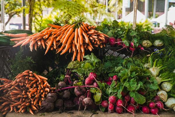 Foto de alimentos exhibidos en un mercado