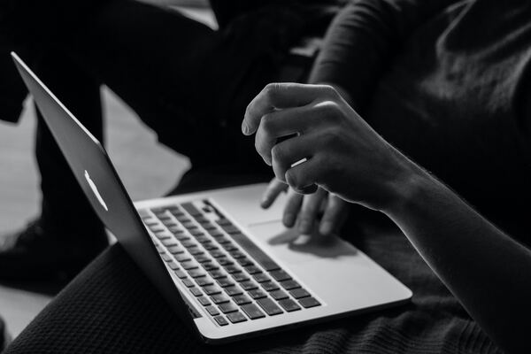 Manos femeninas interactuando con una laptop